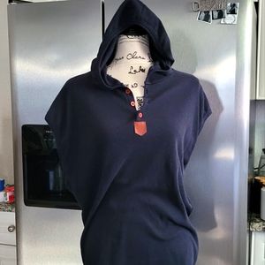 Sleeveless hooded shirt
